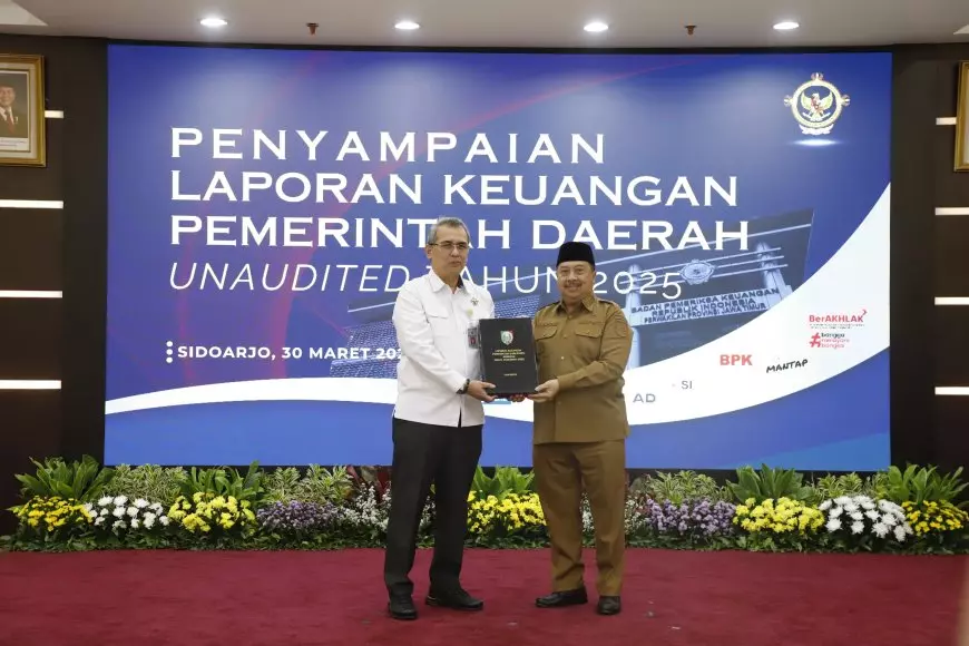 Komitmen Transparansi dan Akuntabilitas, Bupati Jombang Serahkan LKPD Unaided 2025 ke BPK Jatim