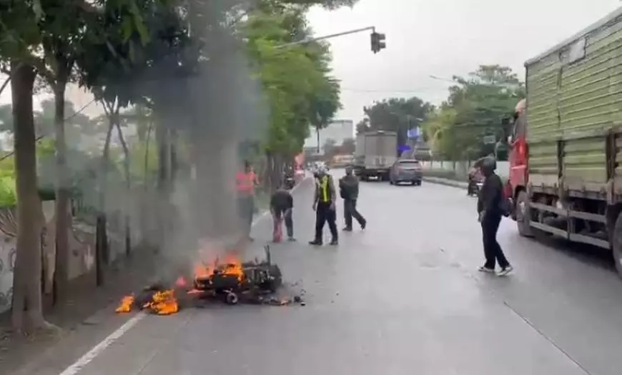 Motor  Warga Lamongan Terbakar Diduga Korsleting di Bunder, Polisi Sigap Padamkan Api