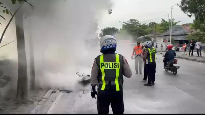 Motor  Warga Lamongan Terbakar Diduga Korsleting di Bunder, Polisi Sigap Padamkan Api