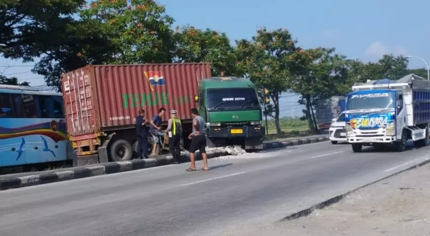 Kurang Konsentrasi, Truk Kontainer Hantam Median Jalan di Depan SPBU AKR Babat Lamongan