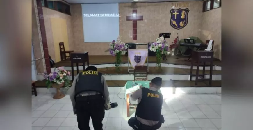 Pengamanan Ketat Jumat Agung, Polres Trenggalek Sterilisasi Gereja dengan Metal Detector