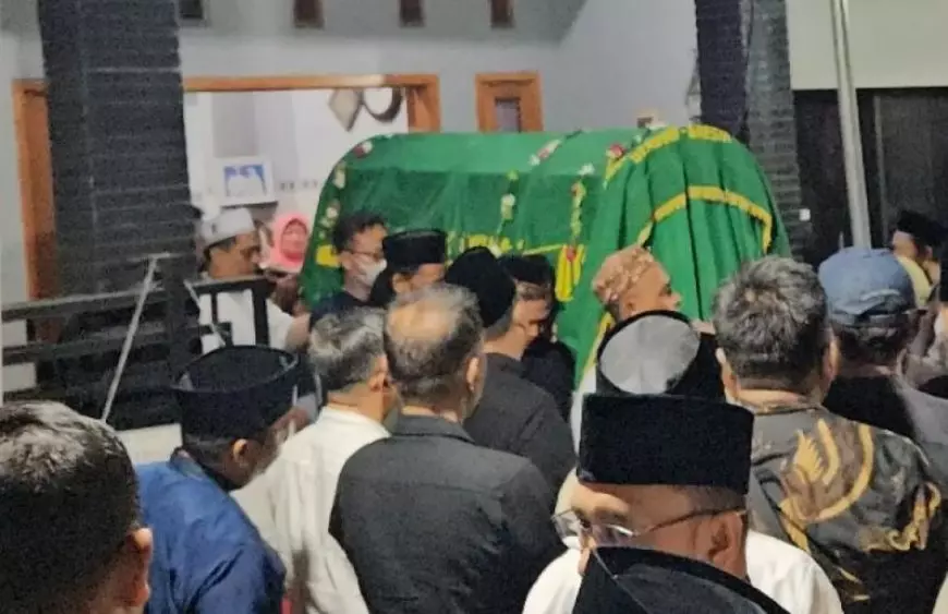 Ribuan Pelayat dan Dua Bupati Iringi Pemakaman Politisi Santun Ahmad Nurhamim