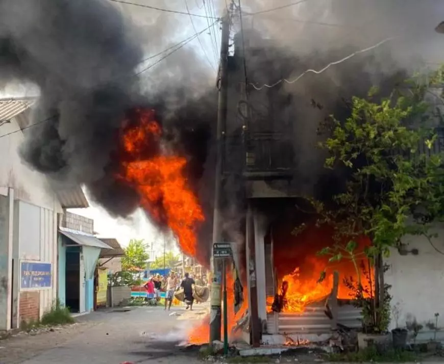 Diduga Korsleting, Toko Ujungpangkah Gresik Terbakar Hebat Kerugian Capai Rp500 Juta