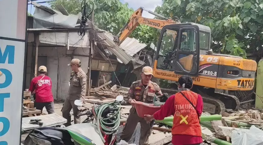 43 Bangunan Liar di Sempadan Saluran Air di Driyorejo Gresik Dirobohkan