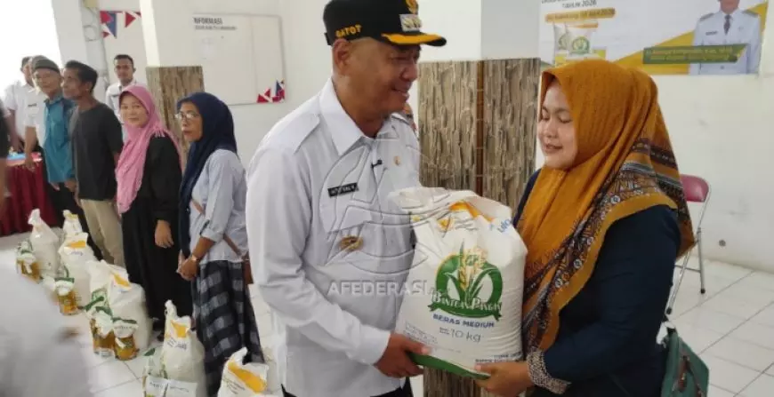 Bantu Ringankan Beban Warga, Bupati Tulungagung Salurkan 2.991 Ton Beras