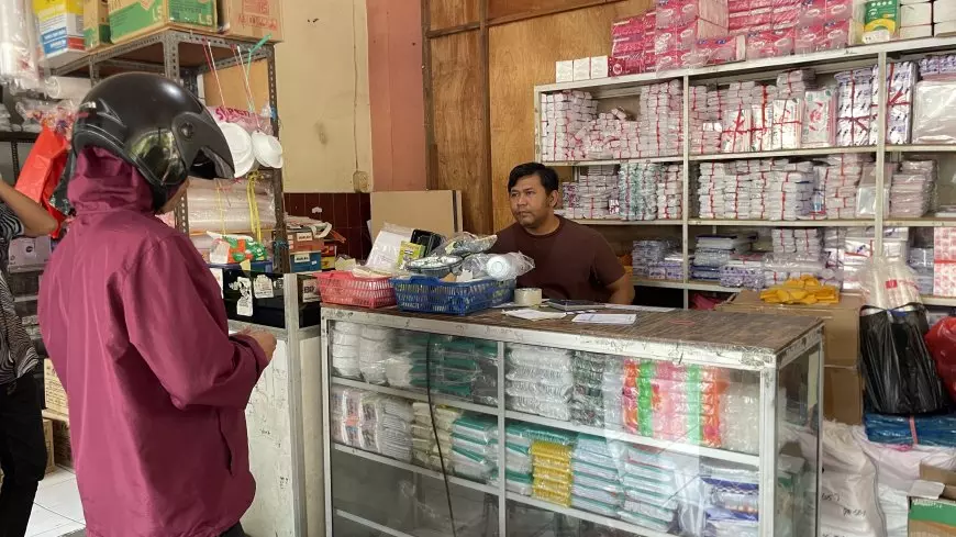 Harga Plastik di Lamongan Melambung Hingga 100 Persen, Pedagang dan Pembeli Mengeluh