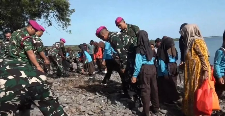 HUT ke-25 Pasmar 2: Korps Marinir TNI AL Bersihkan Pantai Merak Situbondo Bersama Warga