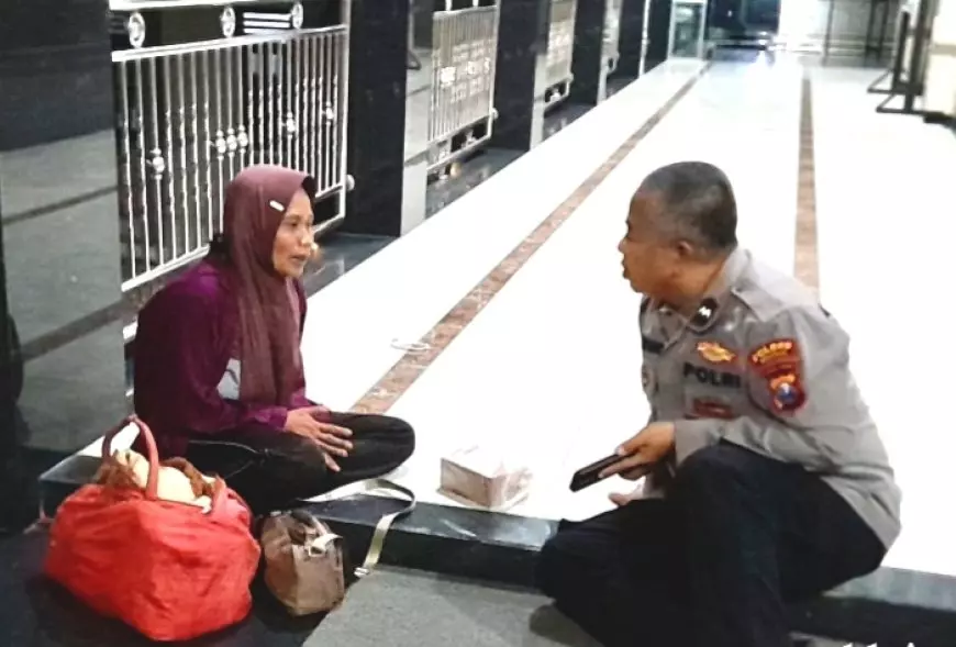 Wanita Terlantar di Masjid Kedamean, Polisi Gresik Bantu Pulangkan ke Tuban