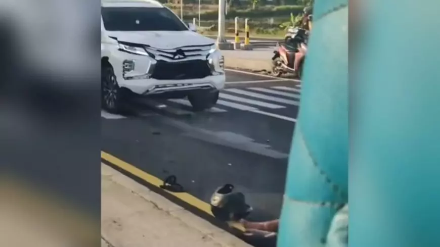 Nekat Terobos Lampu Merah di JLU Lamongan, Pemotor Terkapar Dihantam Pajero