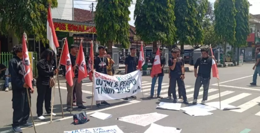 GMNI Geruduk DPRD Trenggalek: Tuntut Revisi UU TNI dan Soroti Supremasi Sipil