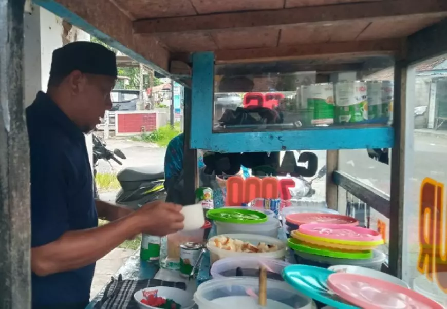 Selama 23 Tahun Dorong Gerobak, Pedagang Es Campur Jombang ini Akhirnya Berangkat Haji Bareng Istri