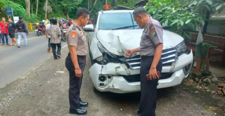Fortuner Putih Ringsek Dihantam Batu Raksasa, Jalur Trenggalek-Ponorogo Lumpuh Total