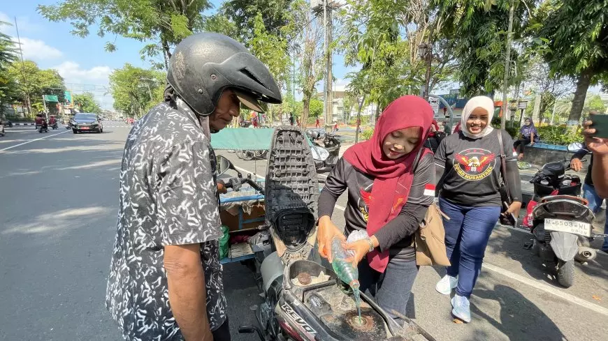 Antusiasnya Tukang Becak di Lamongan Antre BBM Gratis dari Squad Nusantara