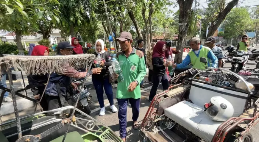 Antusiasnya Tukang Becak di Lamongan Antre BBM Gratis dari Squad Nusantara
