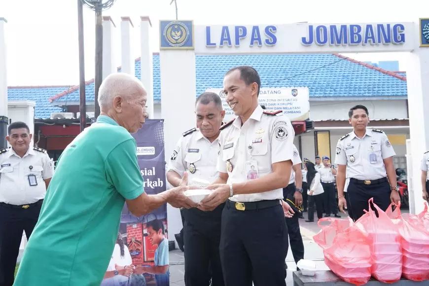 Jumat Berkah Lapas Jombang: Petugas Turun ke Jalan, Bagikan Sarapan ke Masyarakat 