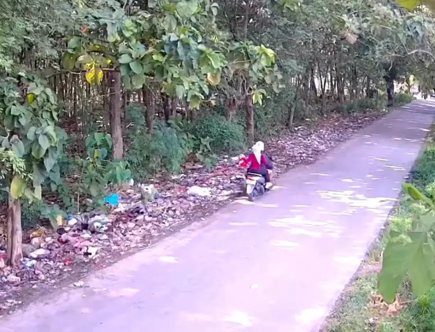 ​Ironis, Oknum Warga di Lamongan Terekam CCTV Buang Sampah di Bahu Jalan