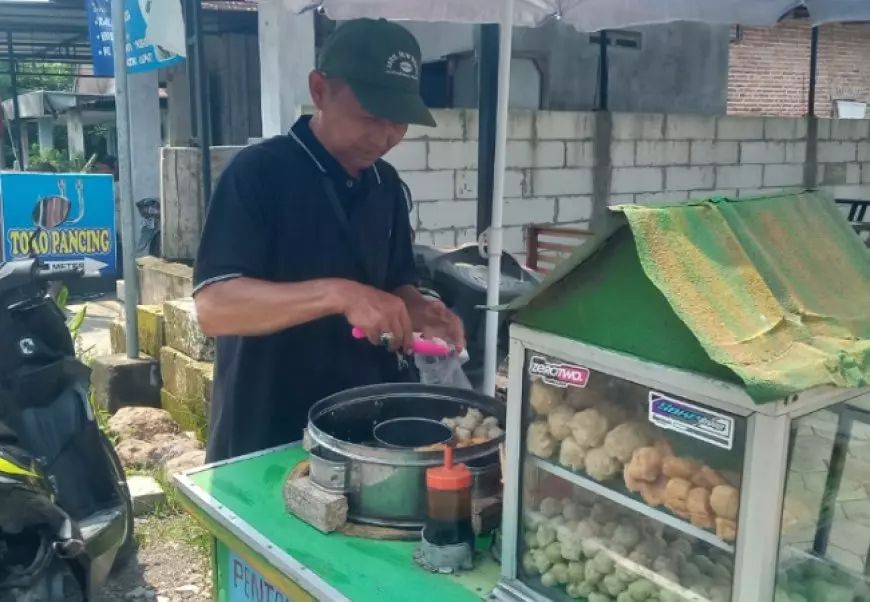 Tekun Jualan Pentol 22 Tahun, Ali Badrin asal Jombang Akhirnya Berangkat Haji 2026