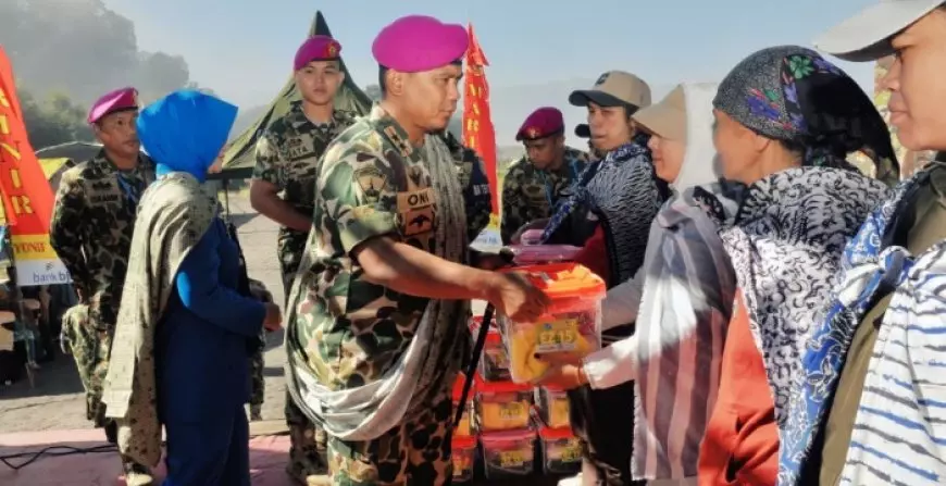 Peringati HUT ke-25 Pasmar 2, Korps Marinir TNI AL Gelar Aksi Sosial dan Kesehatan di Lautan Pasir Bromo
