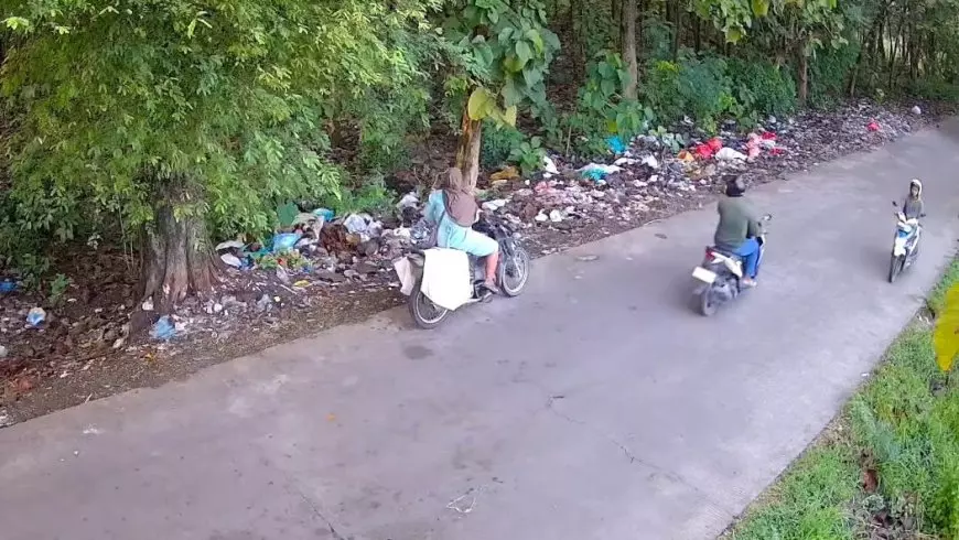 Lagi! Oknum Warga di Lamongan Terekam CCTV Buang Sampah di Bahu Jalan