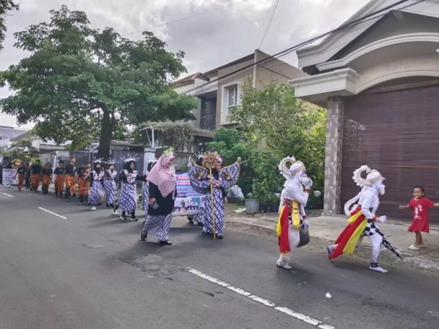 Dari Busana Kartini hingga Maskot Kethek Ogleng, Karnaval Siswa Pacitan Penuh Kreativitas