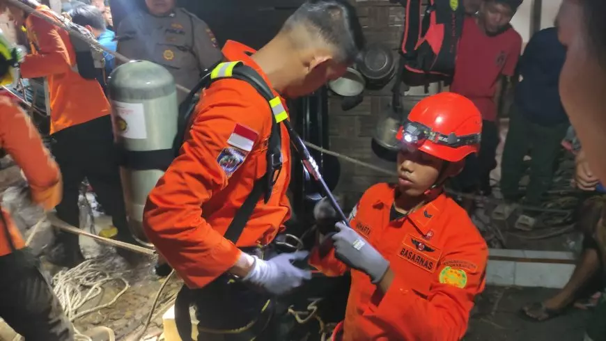 Wanita Di Gresik Meninggal Jatuh ke Sumur 10 Meter, Tim SAR Evakuasi Terkendala Sempitnya Sumur