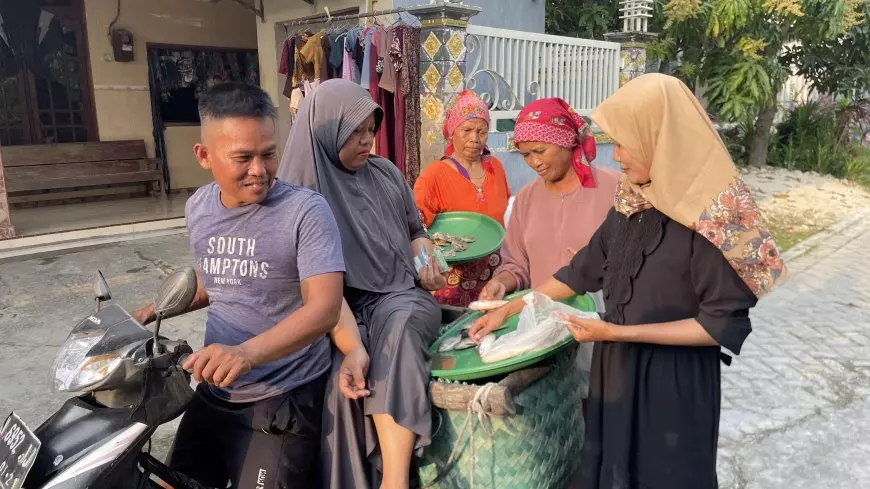 Menabung Selama 7 Tahun, Pasutri Penjual Ikan Keliling di Lamongan Akhirnya Berangkat Haji