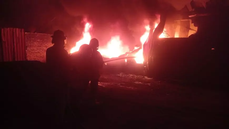 Gudang Biji Plastik di Kedamean Gresik Ludes Terbakar, Damkarla Sempat Terkendala Suplai Air