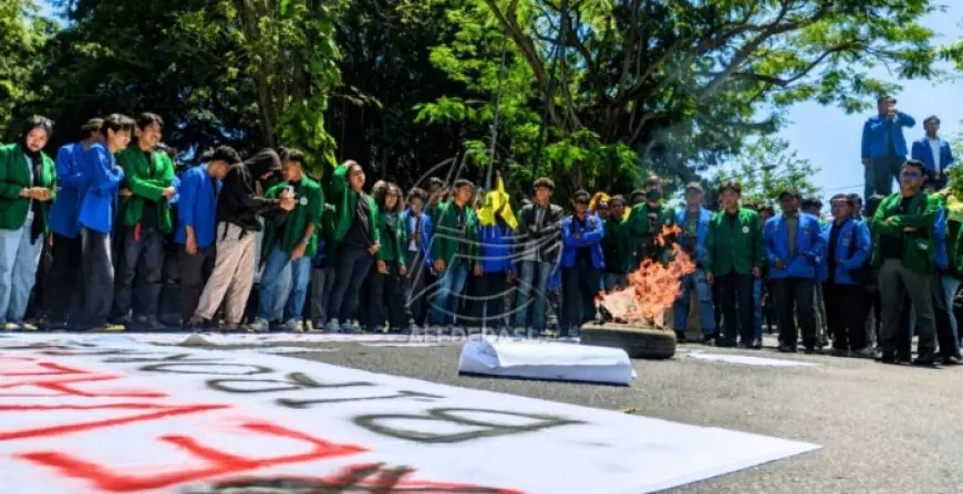 Mahasiswa Tulungagung Bakar Ban di Depan DPRD, Desak KPK Bongkar Habis Jaringan Korupsi Gatut Sunu