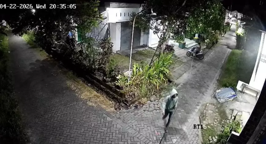 Nekat, CCTV  Rekam Aksi Maling Motor di Bungah Gresik Beraksi Santai