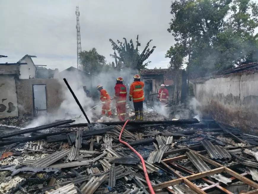 Satu Penghuni Sakit Nyaris Terjebak, Tiga Rumah di Situbondo Ludes Terbakar