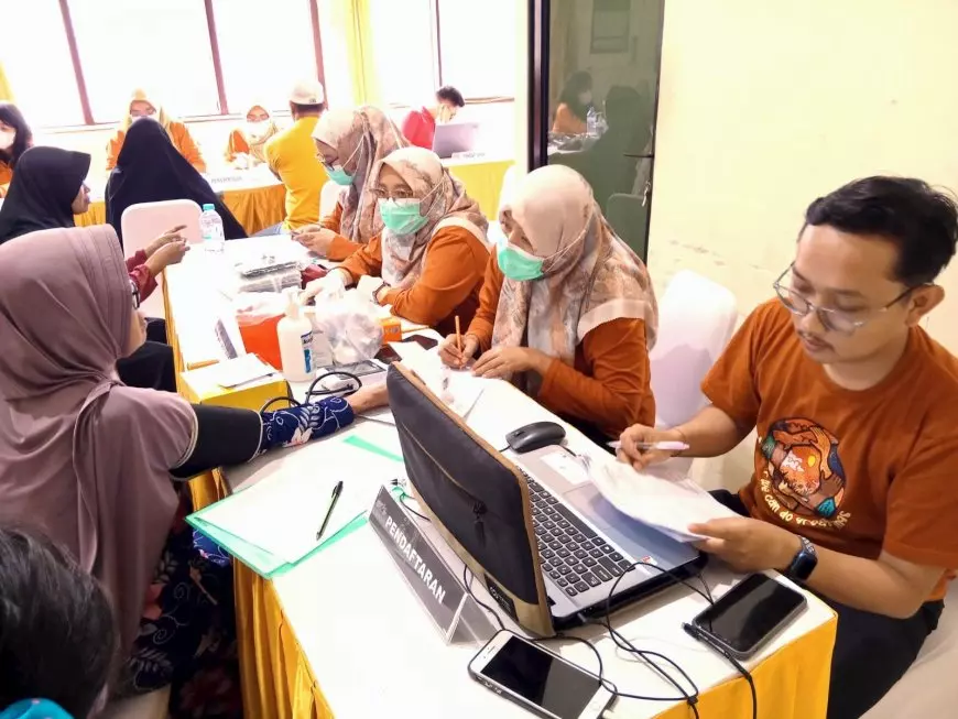 Ratusan Warga Gresik Serbu Pengobatan dan Cek Mata Gratis di Baksos HPN 2026 KWGe