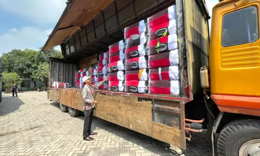 Kemenhaj Lamongan Kirim Ribuan Koper Jemaah Haji ke Asrama Haji Surabaya