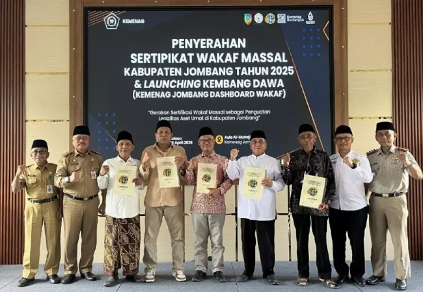 Kemenag Jombang Serahkan 403 Sertifikat Wakaf Massal dan Luncurkan Inovasi "Kembang Dawa"