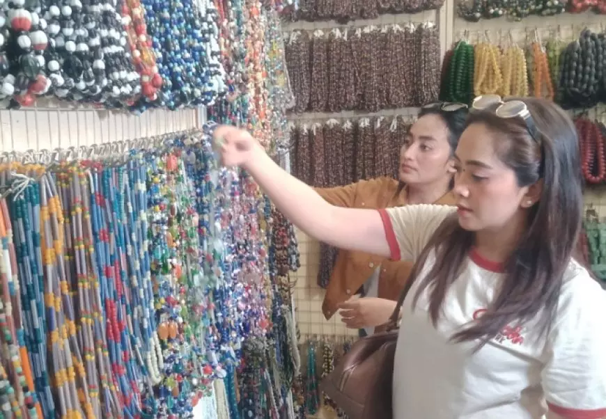 Jelang Musim Haji 2026, Perajin Manik-manik Jombang Kebanjiran Order Tasbih hingga 80 Persen