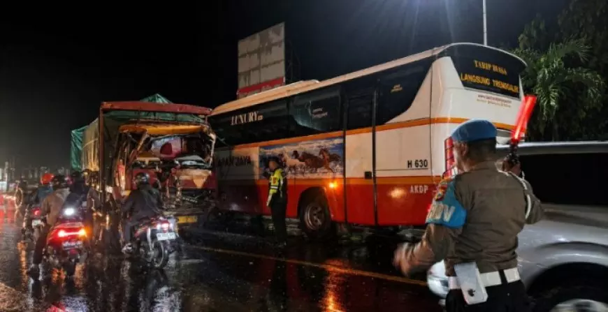 Nekat Langgar Marka di Utara Jembatan Ngujang, Bus Harapan Jaya Hantam Truk dari Arah Lawan
