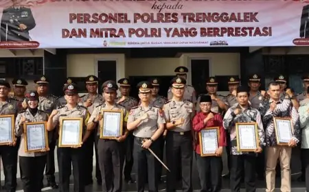 Apresiasi Luar Biasa, Kapolres Trenggalek Ganjar Penghargaan untuk Anggota dan Warga Inspiratif