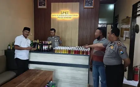 Razia Miras di Brondong Lamongan, Polisi Sita Ratusan Botol Arak hingga Es Moni