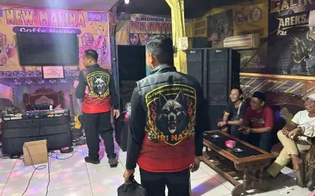 Polisi Gerebek Warung Miras di Lowayu Gresik, Sita Puluhan Botol Miras dan 1 Pelaku Diamankan