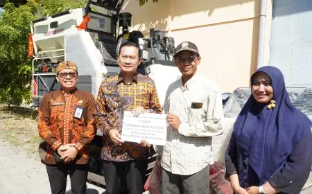 Pacu Modernisasi Pertanian, Bupati Lamongan Salurkan Bantuan Mesin Kombi untuk Tiga Poktan