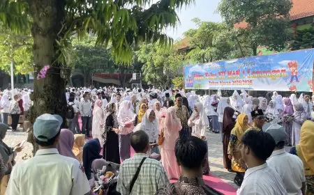 Unik! MAN 1 Lamongan Lepas Ratusan Siswa dengan Garden Party dan Setangkai Mawar