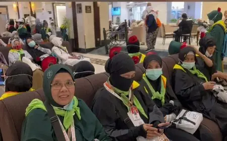 Penanda Unik, Jemaah Haji Lamongan Gunakan Mawar Merah di Kerudung Agar Tak Tersesat