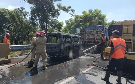 Mobil Carry Terbakar di Akses Tol Kebomas Gresik, Diduga Korsleting Kelistrikan