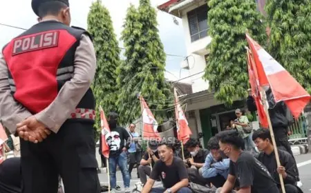 Kawal Aksi Mahasiswa, Polres Trenggalek Terjunkan Tim Negosiator Polwan ke Gedung DPRD
