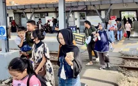 Libur Panjang Kenaikan Yesus Kristus, Ratusan Penumpang Padati Stasiun Lamongan