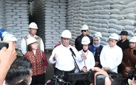 Mentan Amran Sebut Stok Beras RI Tertinggi Sepanjang Sejarah Saat Kunjungan ke Gresik