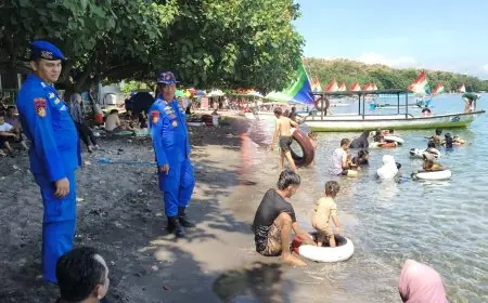 Libur Panjang, Polisi Siagakan Tim SAR dan Rubber Boat di Wisata Pasir Putih Situbondo