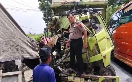 Gegara Ban Pecah, Dua Truk Adu Banteng di Raya Bungah Gresik, Sopir Dump Truk Tewas Terjepit