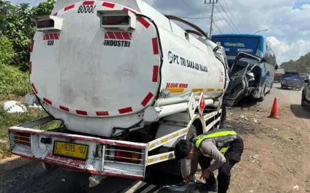 Truk Tangki Bermuatan 8 Ton Solar Hantam Bus Mogok di Pantura Situbondo, Sopir Kritis