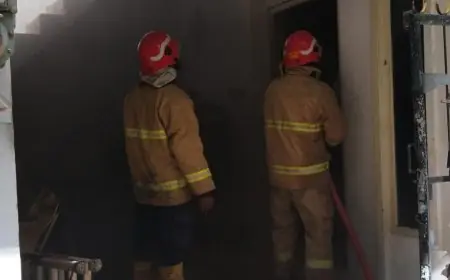 Pulang Kerja, Warga Manyar Gresik Syok Rumah Hangus Terbakar