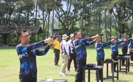 Asah Kemampuan, Kapolres Trenggalek Pimpin Latihan Menembak Anggotanya